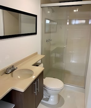 Ein Badezimmer mit Toilette, Waschbecken und Duschkabine.