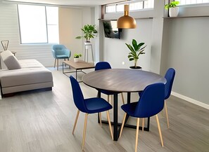 Basic Apartment | Dining - Willis (Cali)
