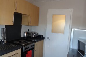 ثلاجة، ميكروويف، فرن، مستلزمات طهي/أطباق/أوعية