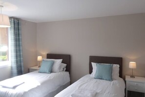 2 habitaciones, tabla de planchar con plancha, wifi y ropa de cama