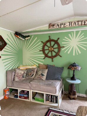 TV connectée, lecteur de DVD, livres, vidéothèque