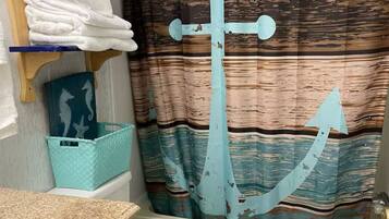 Regadera, secadora de cabello, toallas, jabón