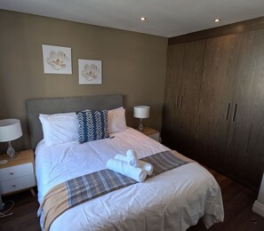 2 dormitorios, escritorio, tabla de planchar con plancha y wifi