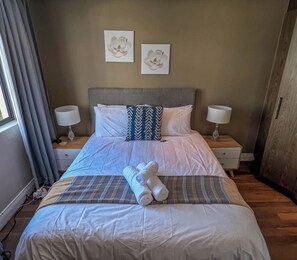 2 habitaciones, escritorio, tabla de planchar con plancha y wifi 