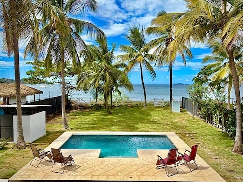 Steps to the beach, beautiful pool, sunsets  and close to shops and restaurants!