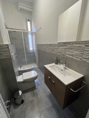 Hair dryer, bidet, towels, toilet paper - Suite Storchi - Apartment near downtown - A stone's throw from downtown (Modena)