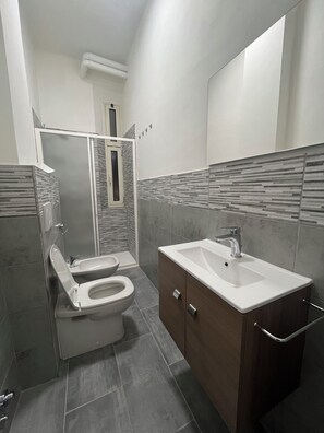 Hårføner, bidé, håndklær og toalettpapir