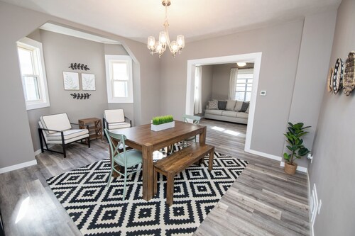 Two Bedroom Home close to Downtown and Hospitals