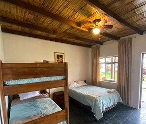 Chambre triple classique | Accès au Wi-Fi (inclus), literie fournie