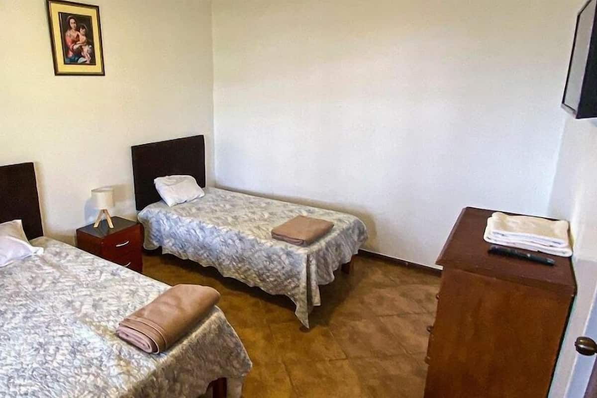 Habitación básica con 2 camas individuales, vistas al jardín | 2 dormitorios, wifi gratis, ropa de cama