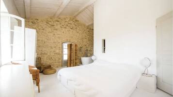 6 slaapkamers, reisbedje, wifi, beddengoed