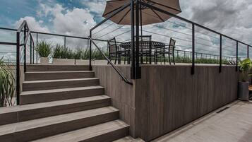 Habitación doble | Restaurante al aire libre