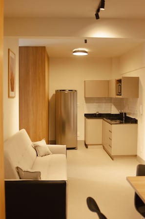Quarto casal | Área de estar | Smart TV 32 polegadas com canais digitais, Netflix