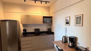 Premium Apartment | Private kitchen | Fridge, microwave, stovetop, cookware/dishes/utensils