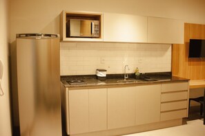 Apartament Comfort | Cuina privada | Frigorífic, microones i placa de cuina 