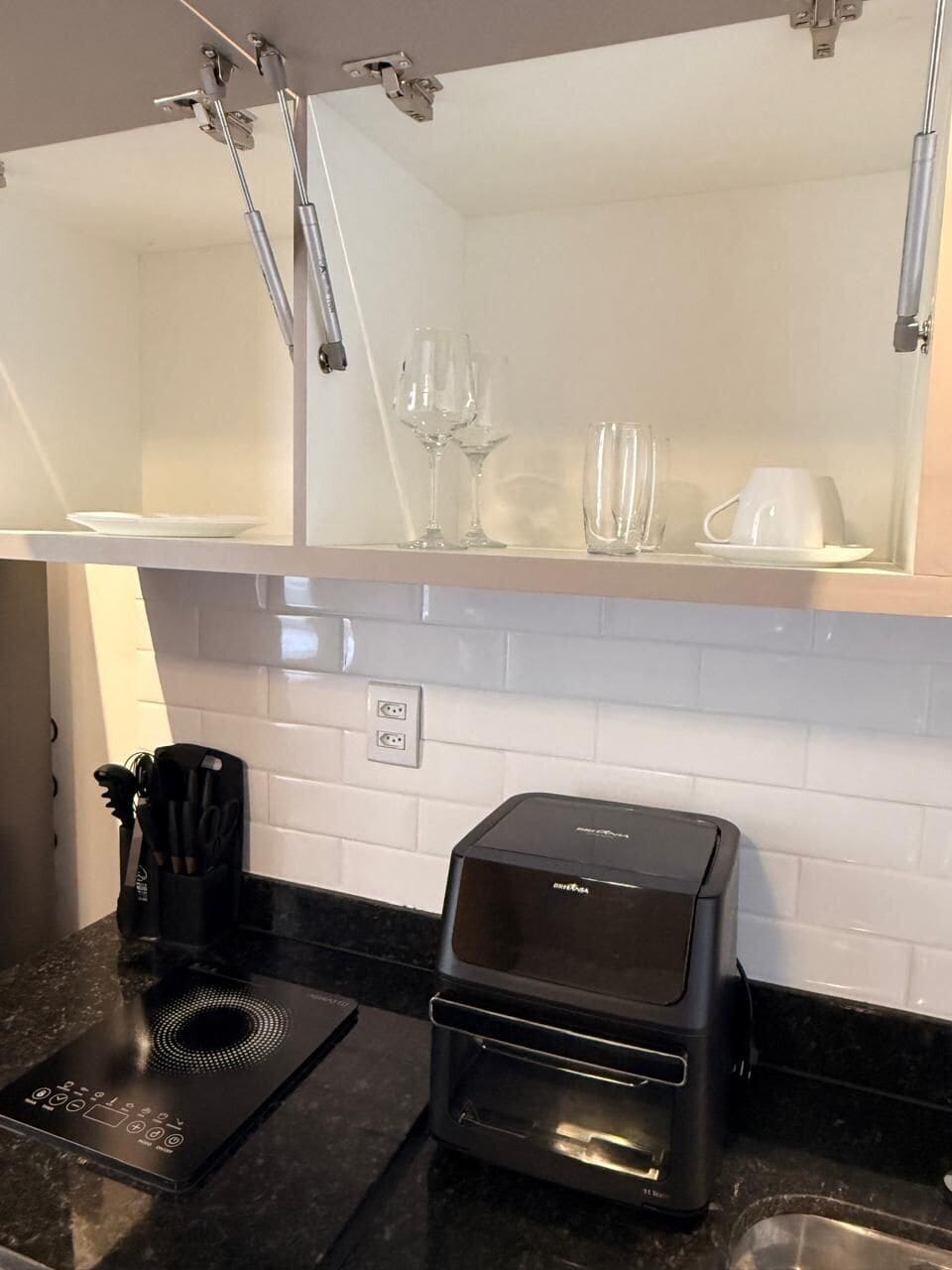 Premium Apartment | Private kitchen | Fridge, microwave, stovetop, cookware/dishes/utensils