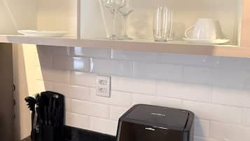 Premium Apartment | Private kitchen | Fridge, microwave, stovetop, cookware/dishes/utensils