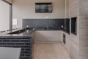 Appartement de base | Cuisine privée | Réfrigérateur, four à micro-ondes, surface de cuisson