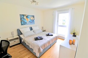 2 slaapkamers, een bureau, een strijkplank/strijkijzer, reisbedje