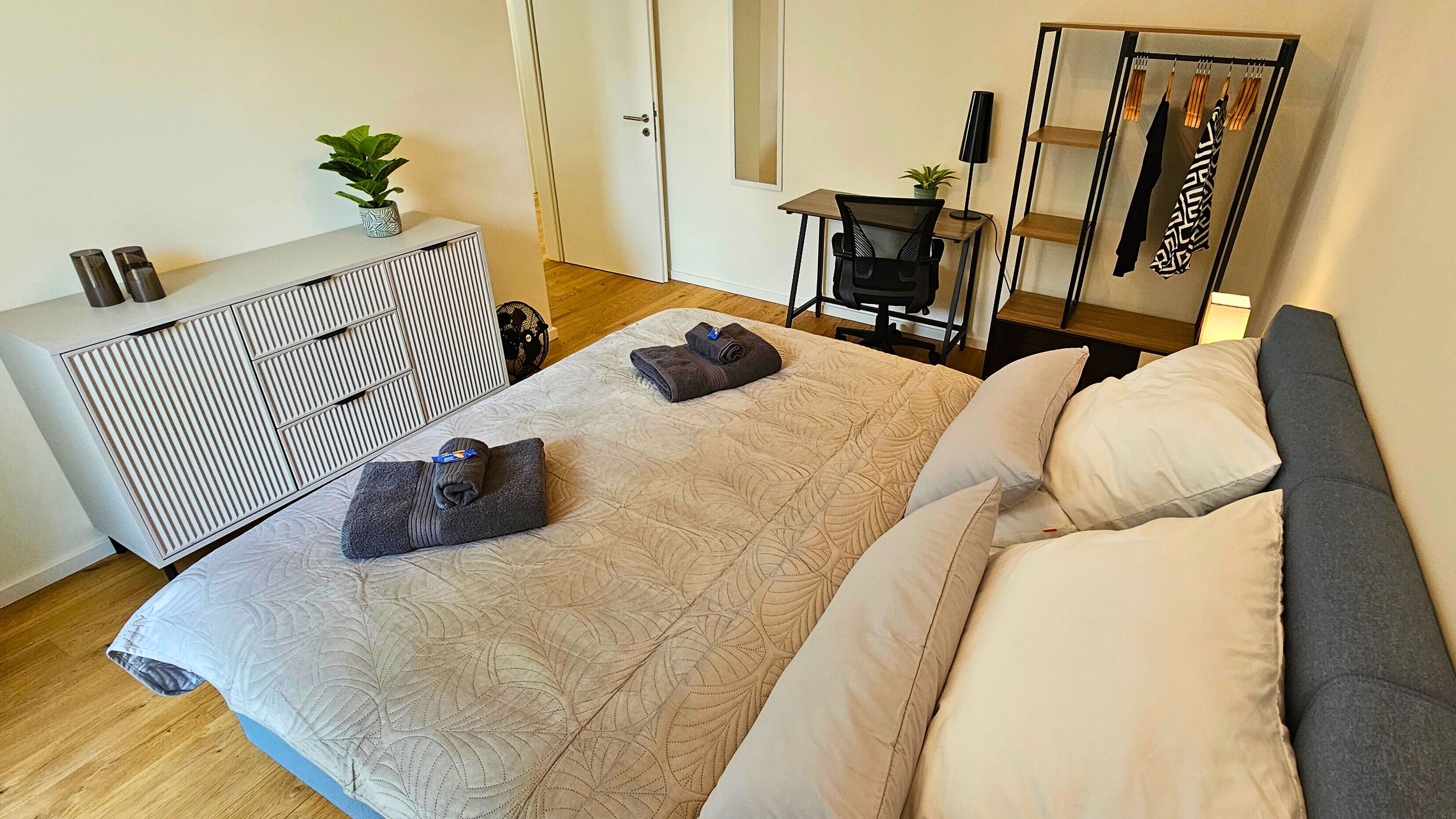 2 habitaciones, escritorio y tabla de planchar con plancha 