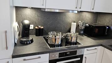 Fridge, microwave, oven, stovetop