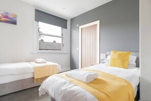 3 室のベッドルーム、アイロン / アイロン台、WiFi、ベッドシーツ