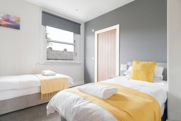 3 habitaciones, tabla de planchar con plancha, wifi y ropa de cama