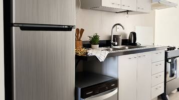 Frigorífico, horno, placa de cocina y lavavajillas