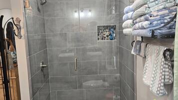Douche, sèche-cheveux, serviettes fournies, savon