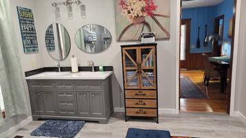 4 habitaciones, escritorio, tabla de planchar con plancha y wifi gratis