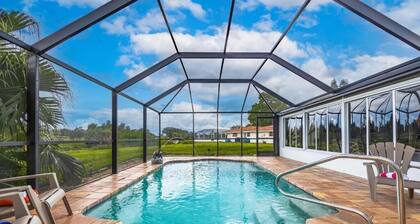 Charming 3-bedroom house with private pool on canal