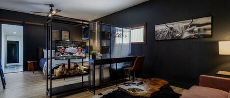 3 室のベッドルーム、デスク、アイロン / アイロン台、WiFi (無料)