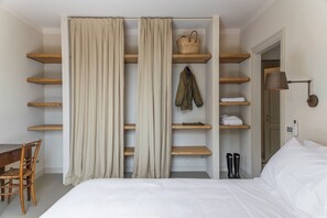 6 bedrooms, WiFi, bed sheets