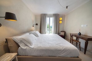 6 bedrooms, WiFi, bed sheets