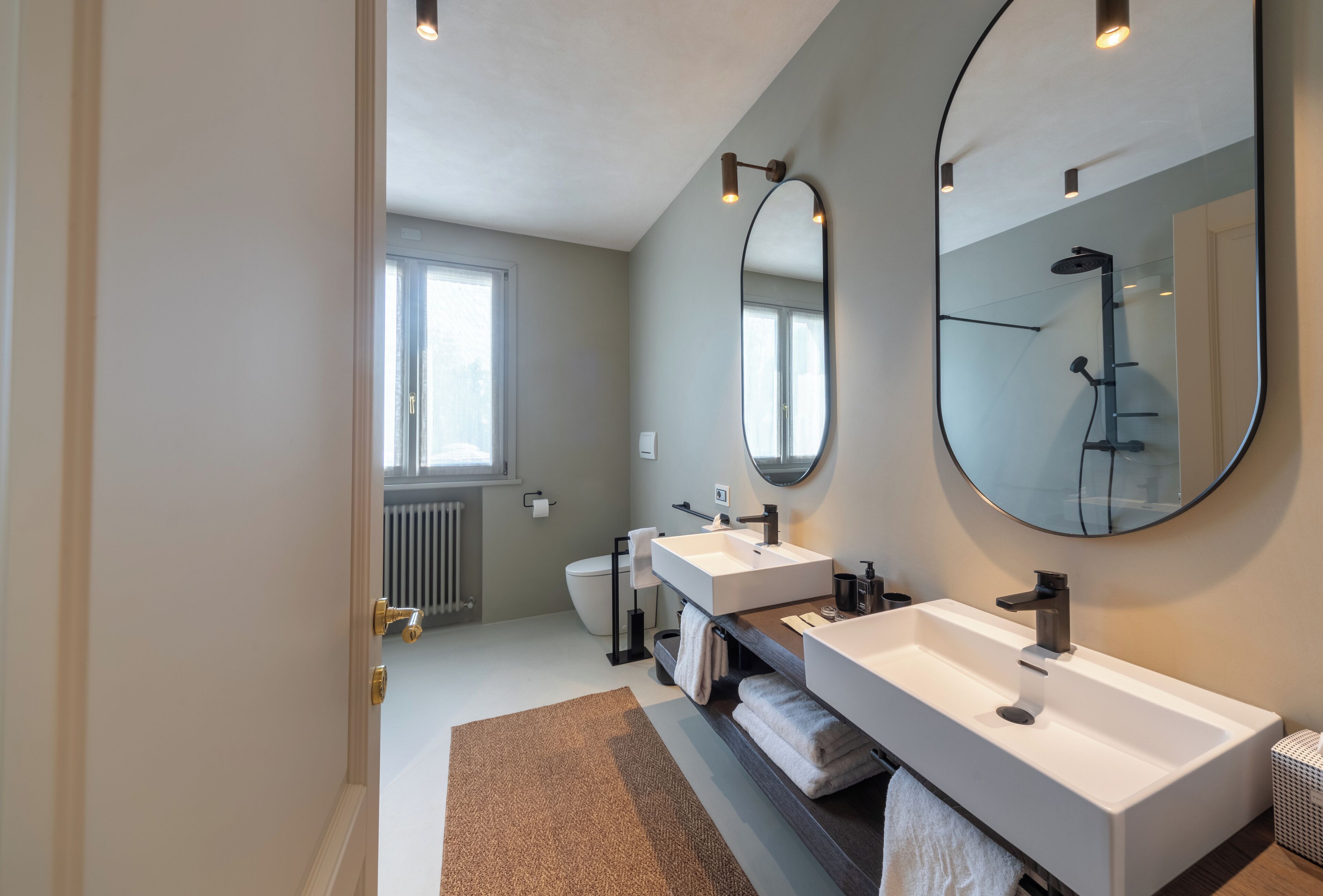Douche, sèche-cheveux, serviettes fournies, savon