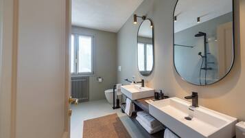 Douche, sĂšche-cheveux, serviettes fournies, savon