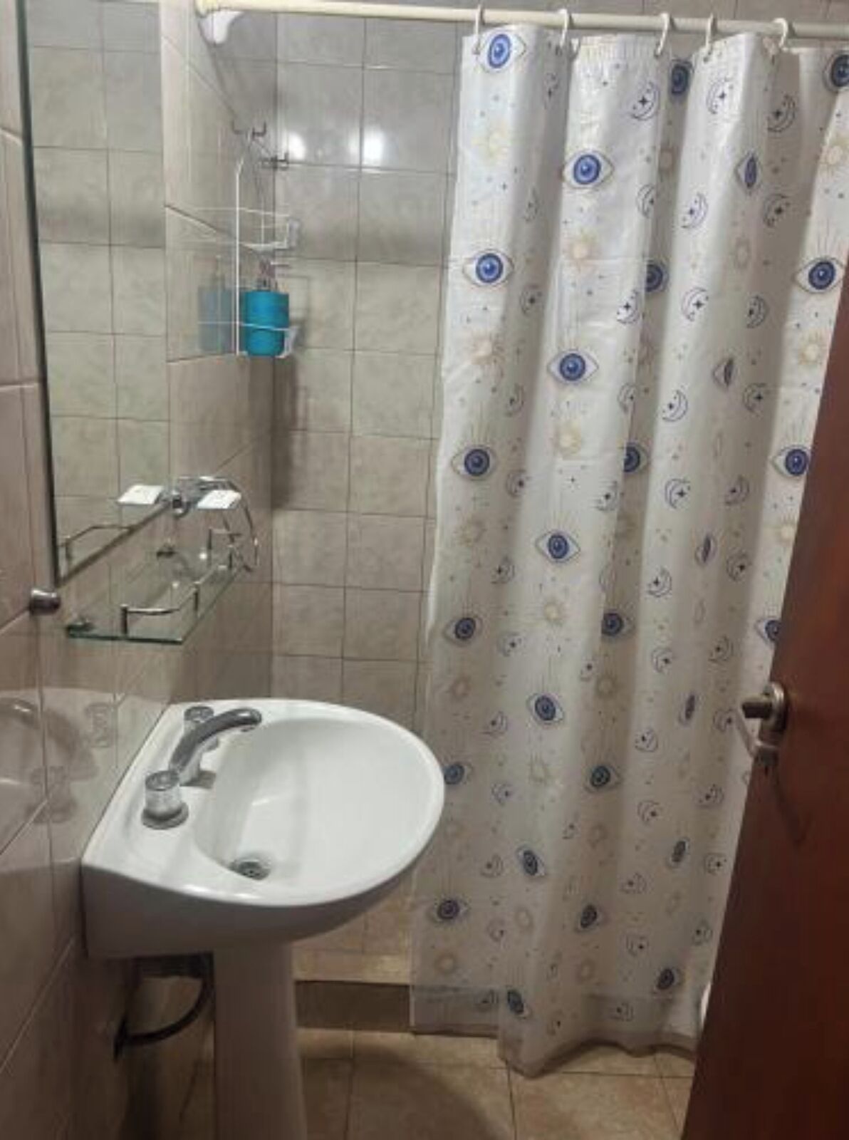 Bidet, serviettes fournies, savon, papier toilette