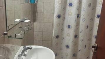 Bidet, serviettes fournies, savon, papier toilette