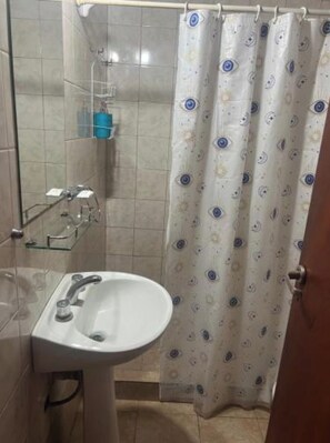 Bidet, serviettes fournies, savon, papier toilette