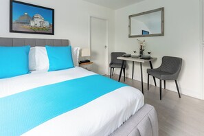 1 habitación, tabla de planchar con plancha, wifi y ropa de cama 
