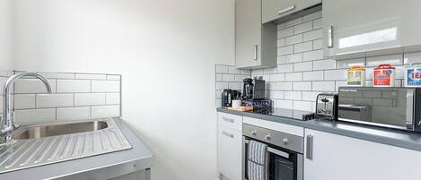 Réfrigérateur, micro-ondes, four