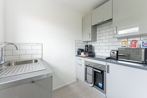 Kylskåp, mikrovågsugn, ugn och grytor/köksredskap