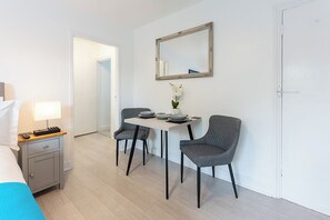 1 habitación, tabla de planchar con plancha, wifi y ropa de cama 