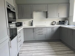 Private kitchen - 5 Bedroom, 5 Bathroom House - Dalkeith (Dalkeith)