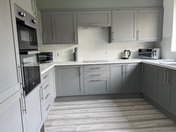 Private kitchen - 5 Bedroom, 5 Bathroom House - Dalkeith (Dalkeith)