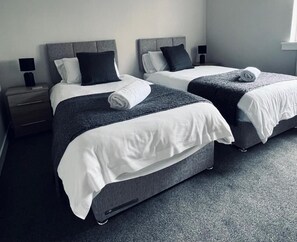 5 bedrooms, iron/ironing board, WiFi, bed sheets - 5 Bedroom, 5 Bathroom House - Dalkeith (Dalkeith)