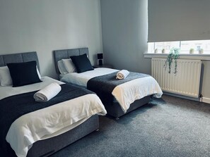 5 bedrooms, iron/ironing board, WiFi, bed sheets - 5 Bedroom, 5 Bathroom House - Dalkeith (Dalkeith)