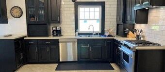 CRAFTSMAN's MAIN FLOOR 2 bd rm- chef's kit- deck