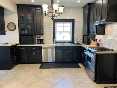 CRAFTSMAN's MAIN FLOOR 2 bd rm- chef's kit- deck