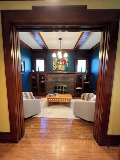 CRAFTSMAN's MAIN FLOOR 2 bd rm- chef's kit- deck